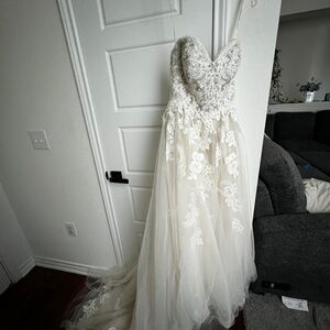 Elegant Lace Wedding Dress in Cream